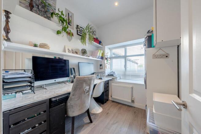3 bed Flat for sale Image 9