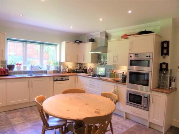KITCHEN/BREAKFAST ROOM