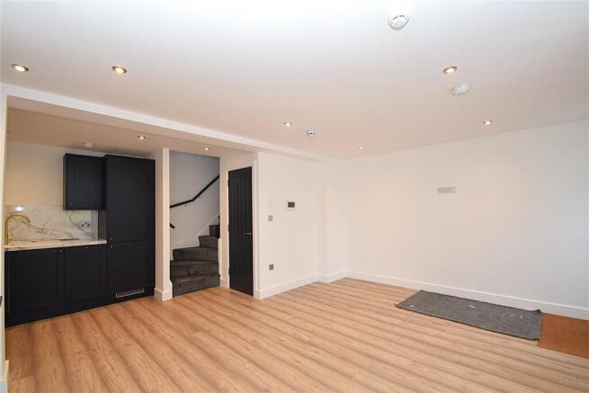 2 bed Maisonette to rent Image 5