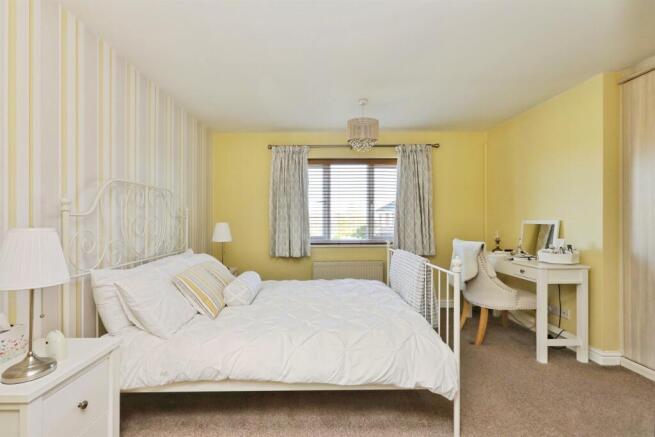5 bed Detached for sale Image 9