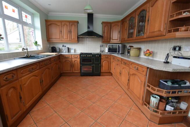 Spacious Dining Kitchen