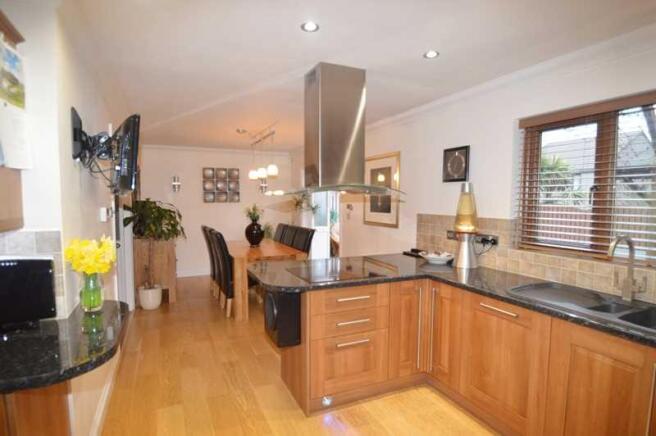 KITCHEN/DINING ROOM