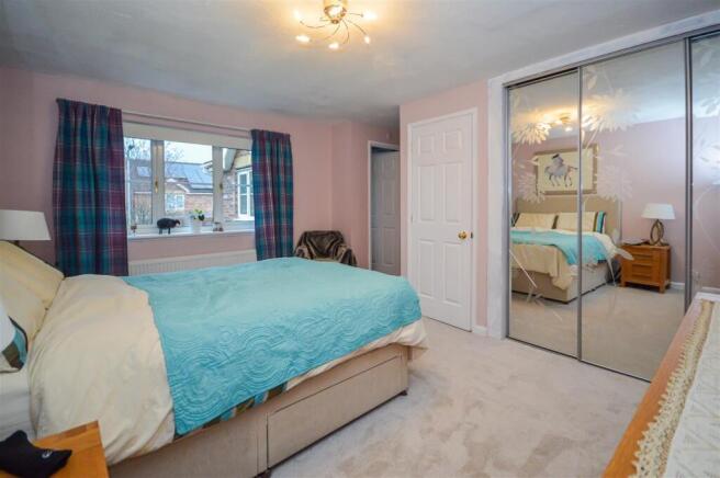 4 bed Detached for sale Image 8