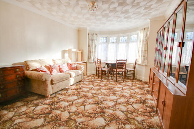 Sholing! Large Rear Garden! No Forward Chain! Huge Potential! photo 4