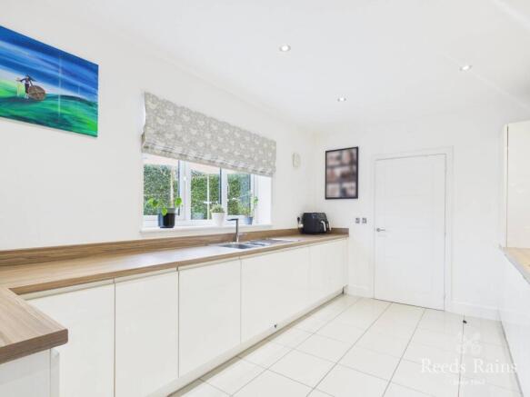 5 bed Detached for sale Image 9