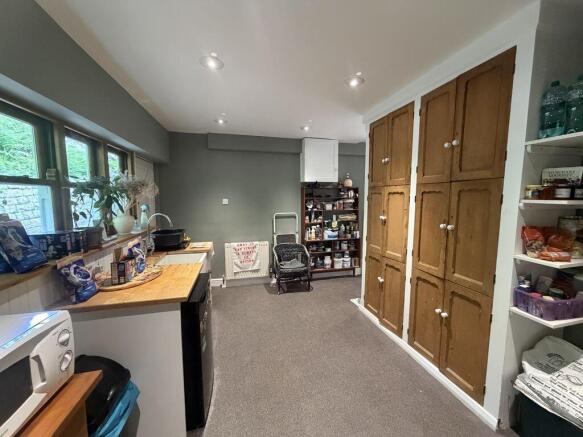 5 bed Detached for sale Image 8