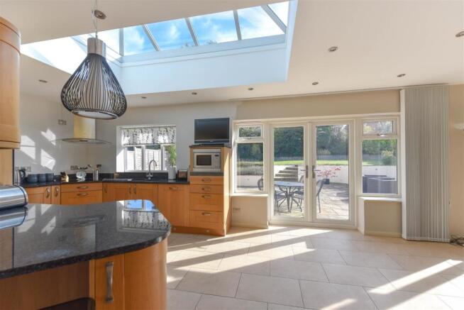 KITCHEN/GARDEN ROOM