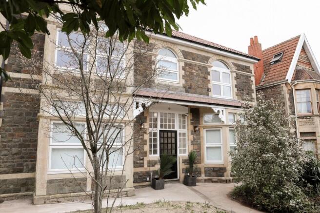 Attractive stone-fronted period house with porc...