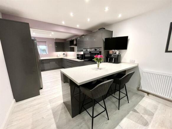 OPEN PLAN KITCHEN / DINER :