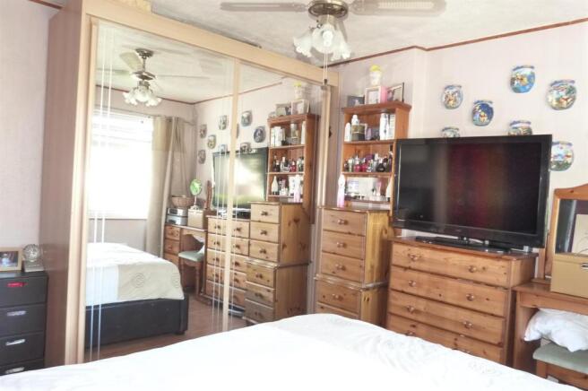 Master Bedroom (2)