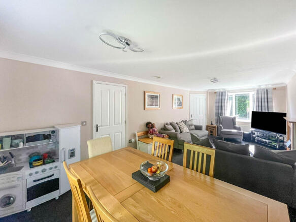 4 bed Detached for sale Image 6