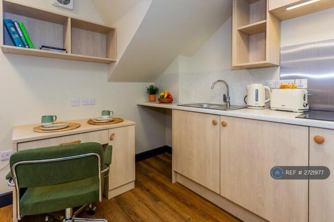 Studio to rent Image 8