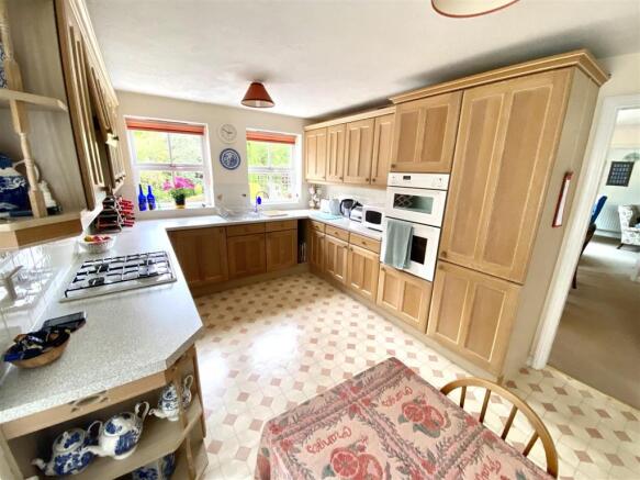 KITCHEN/BREAKFAST ROOM