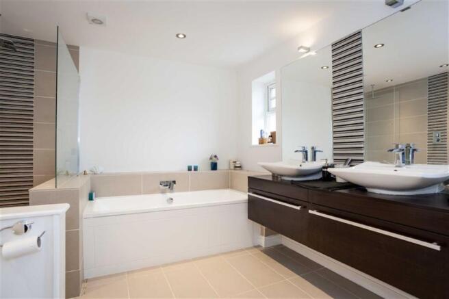 EN-SUITE BATHROOM/WE