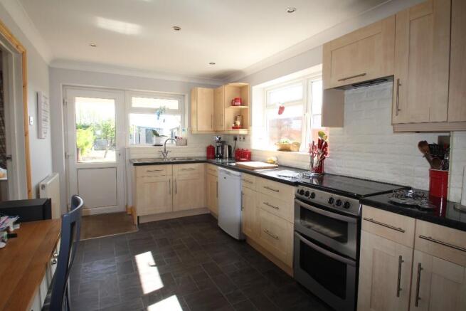 KITCHEN/BREAKFAST