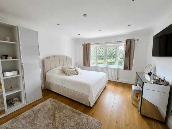 5 bed Detached for sale Image 10