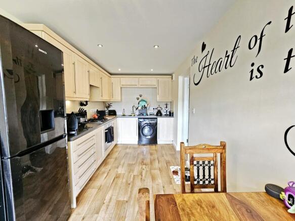 4 bed Semi-Detached for sale Image 5