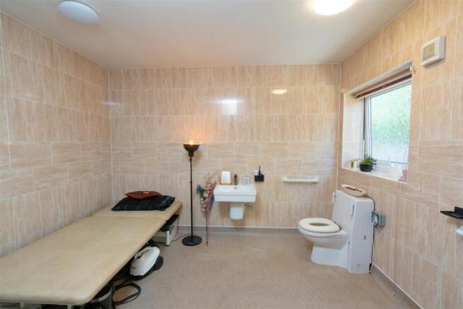 5 bed Detached for sale Image 12