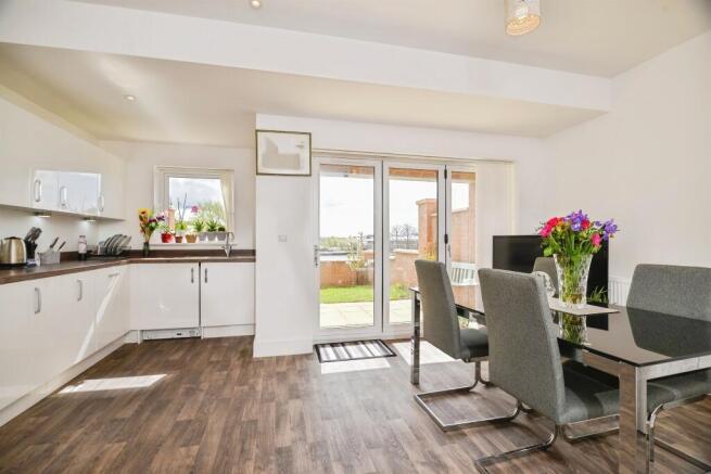 4 bed Town House for sale Image 5