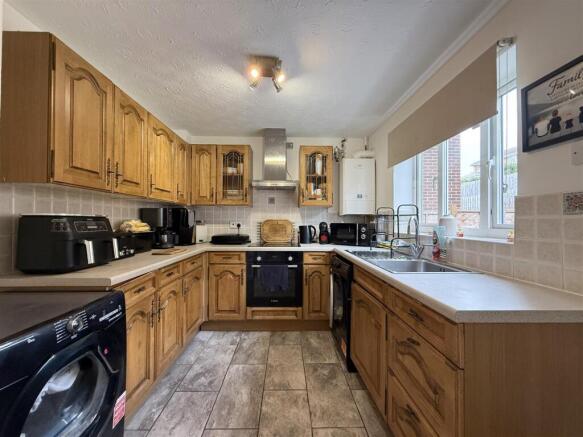 3 bed Detached to rent Image 8