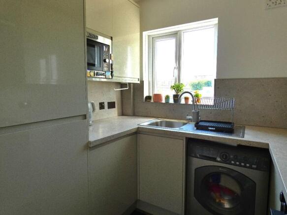 2 bed Semi-Detached to rent Image 5