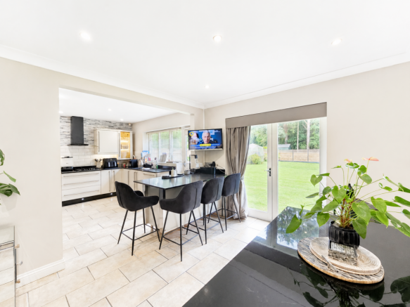 5 bed Detached for sale Image 8