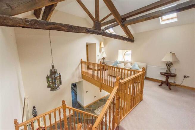 SPACIOUS FIRST FLOOR LANDING