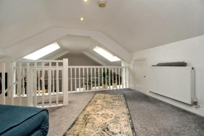 GALERIED SITTING AREA