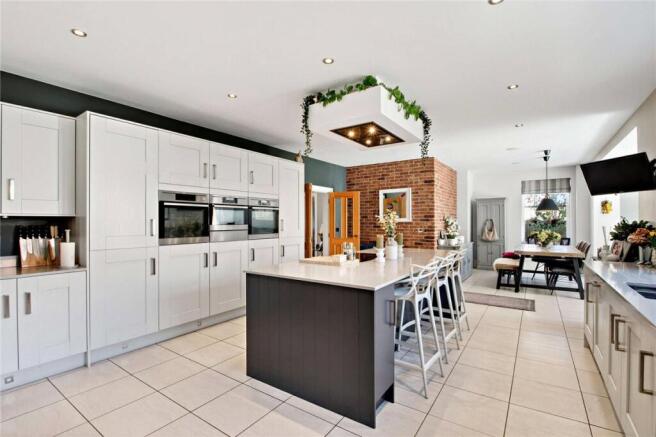 5 bed Detached for sale Image 6