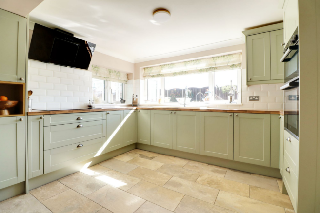 4 bed Detached for sale Image 9