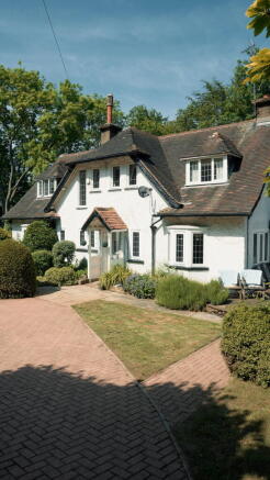 5 bed Detached for sale Image 2