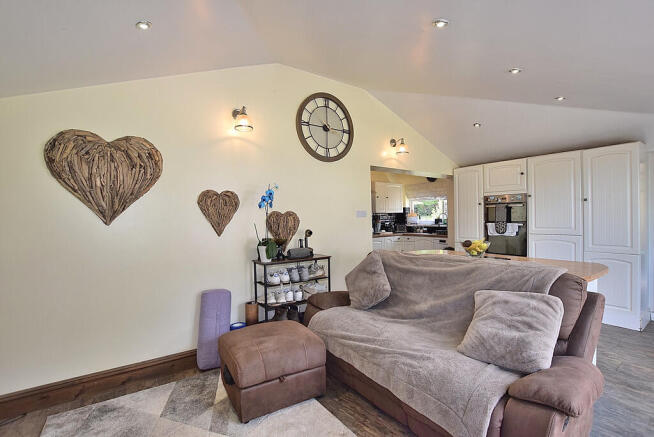 4 bed Detached for sale Image 9
