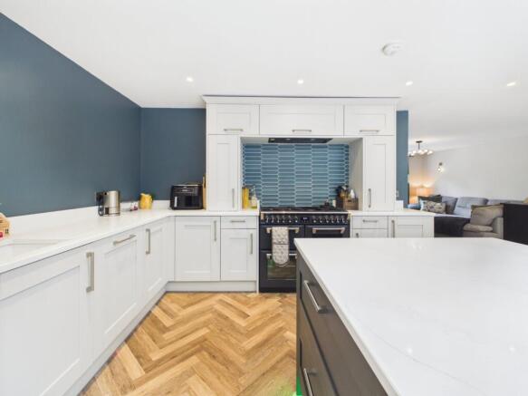 5 bed Detached for sale Image 8