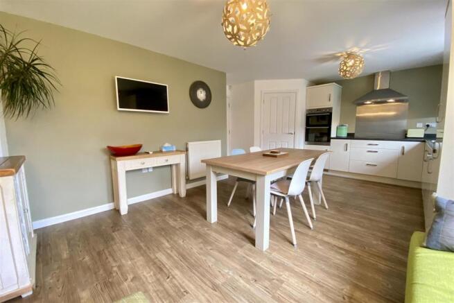 LIVING FAMILY KITCHEN