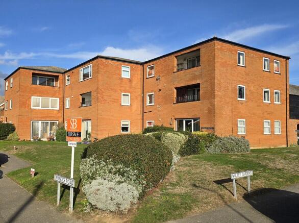2-bed flat on Cardinals Court, Wolsey Gardens, £210,000