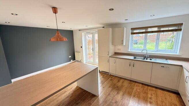 4 bed Detached to rent Image 9