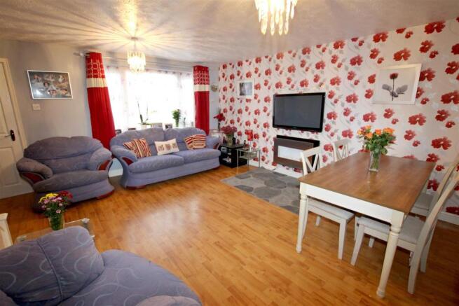 LOUNGE/DINING ROOM