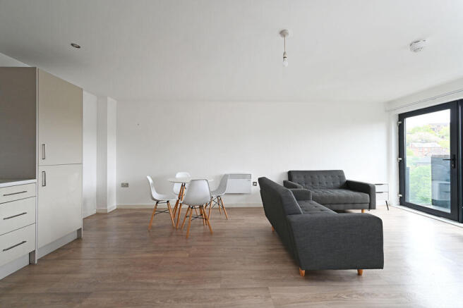 2 bed Apartment to rent Image 4