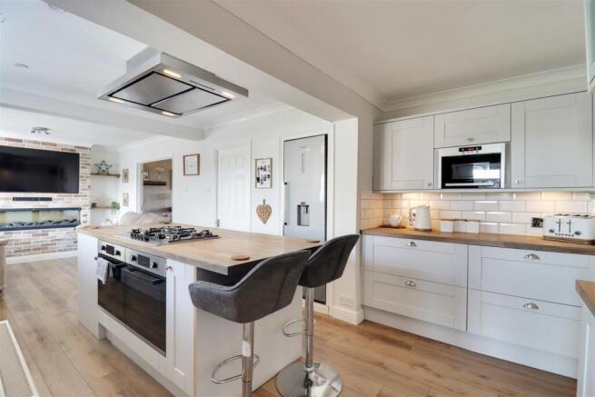 5 bed Semi-Detached for sale Image 5