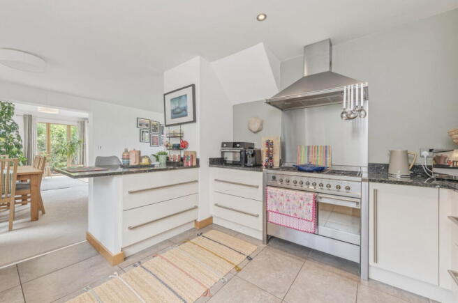 5 bed Detached for sale Image 8