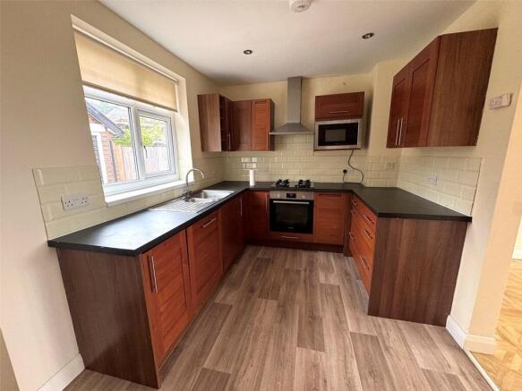 3 bed Detached to rent Image 4