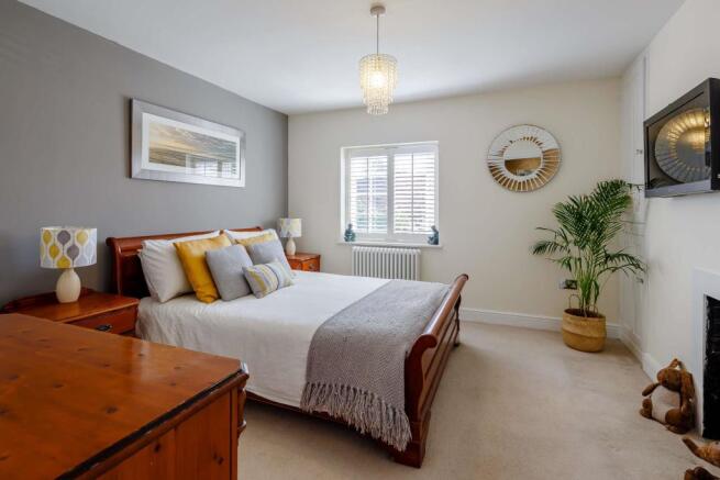 Principal bedroom wi