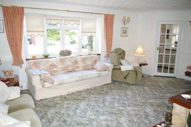 SPACIOUS SITTING RM
