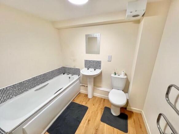2 bed Apartment to rent Image 9
