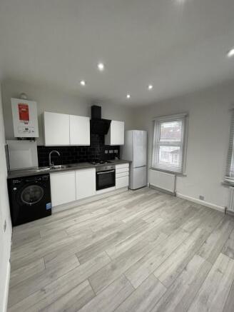 3 bed flat to rent Cromwell Road, Hounslow TW3