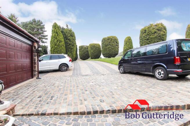 ENTRANCE & DRIVEWAY