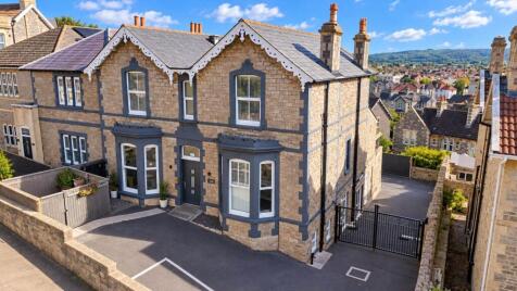**Hillside Apartment**Fantastic Coastal Views*Master Bedroom with Balcony & En Suite**Secure Allocated Parking**