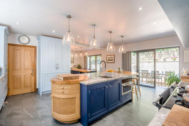6 bed Detached for sale Image 7