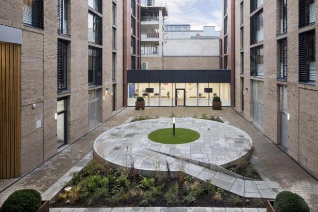 4 bed Apartment to rent Image 9