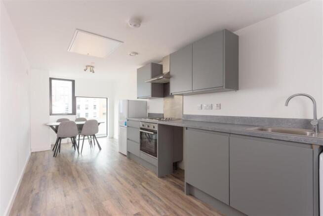 3 bed Apartment to rent Image 3